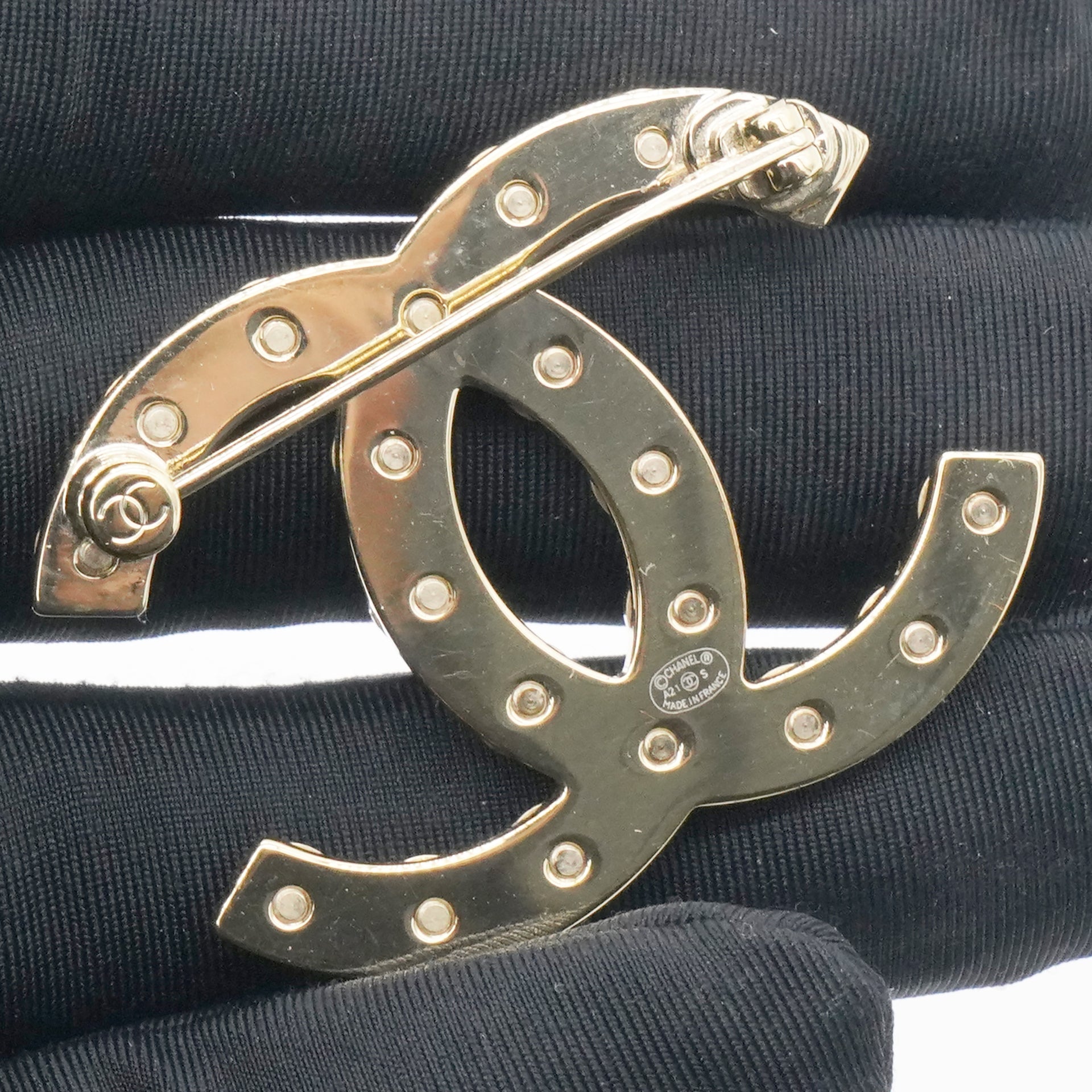 Chanel Pearl CC Brooch Gold 