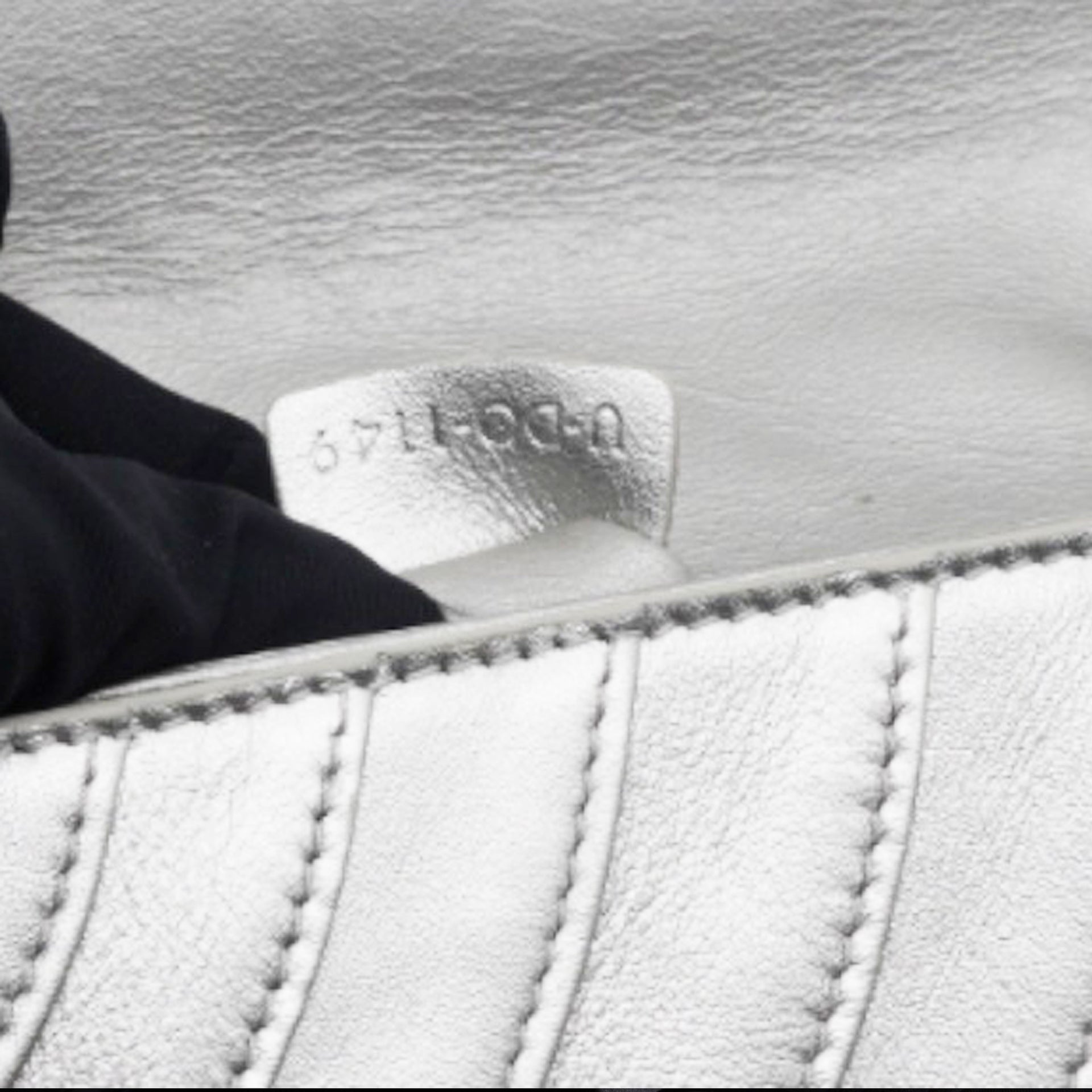 Open Box Laminated Quilted Leather Shoulder Bag Silver