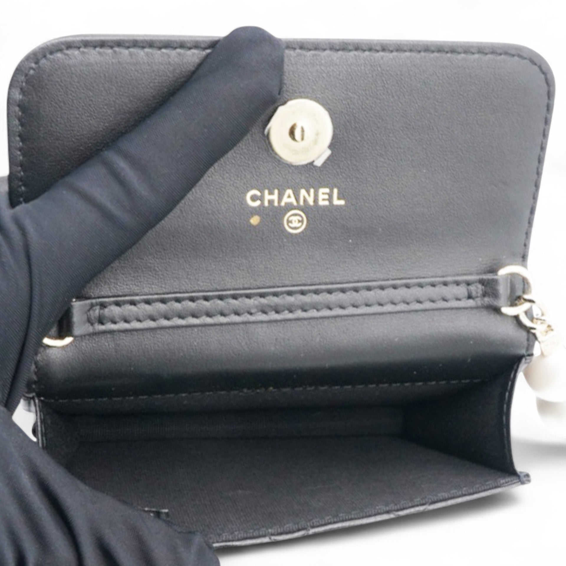 Quilted Maxi Pearls Card Holder Flap With Chain Black