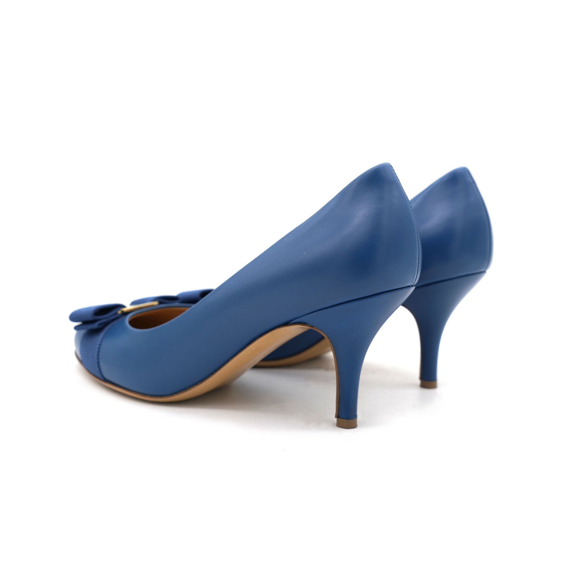 SALVATORE FERRAGAMO Leather Vara Pumps Size 7 