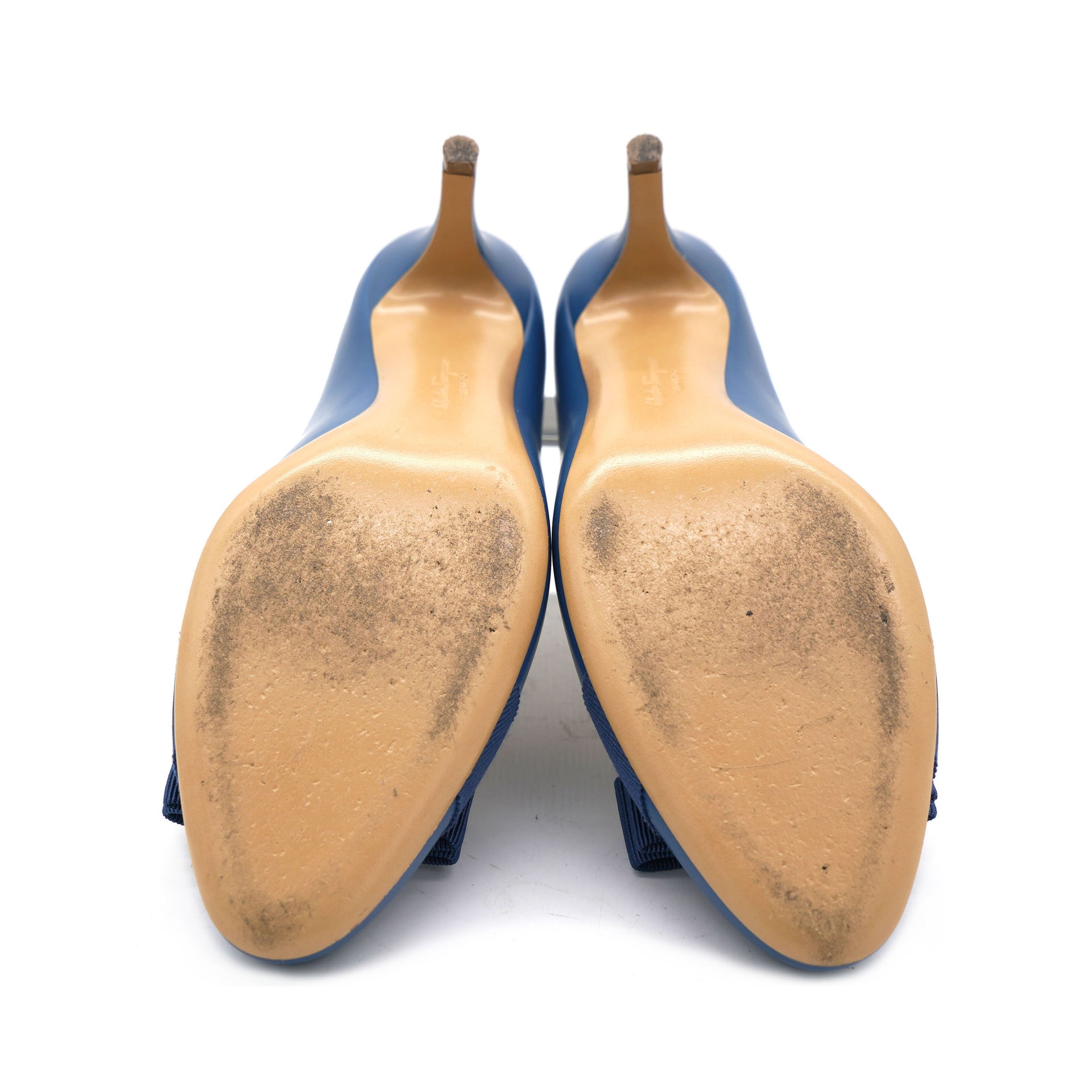 SALVATORE FERRAGAMO Leather Vara Pumps Size 7 