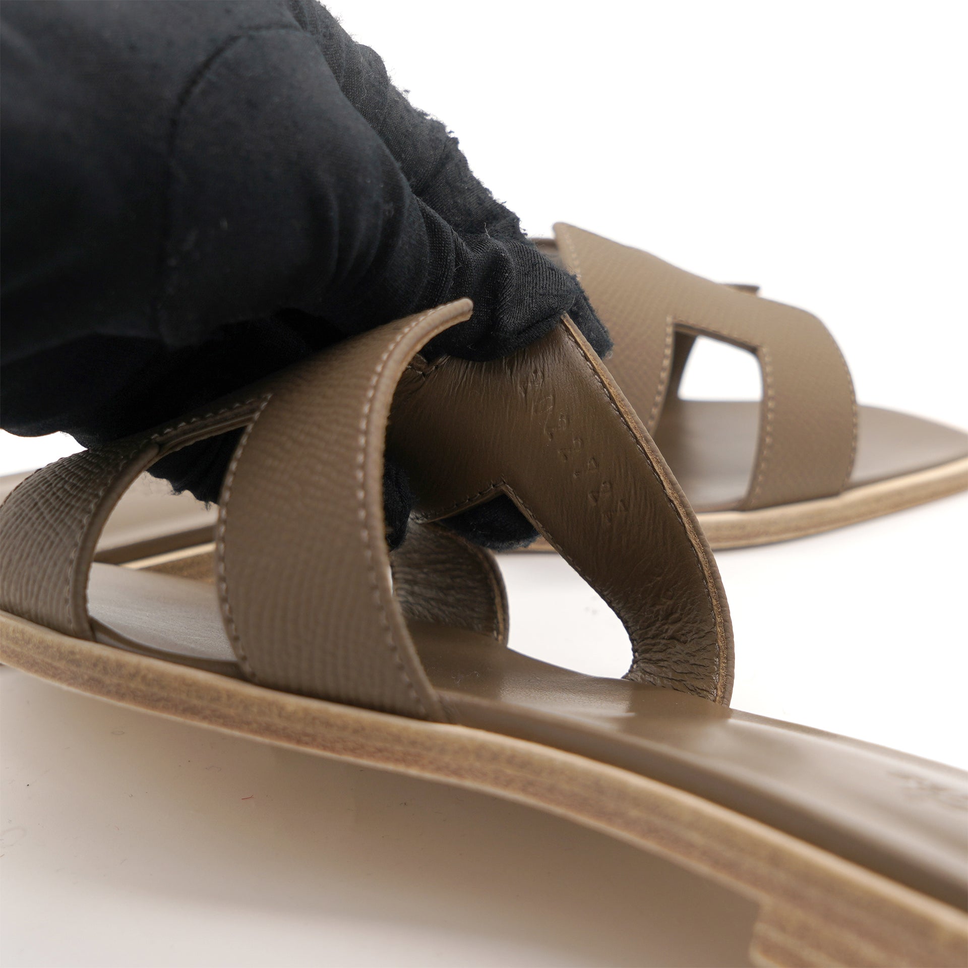 Hermes Khaki Green Epsom Leather Oran Flat Sandals 37.5 – STYLISHTOP