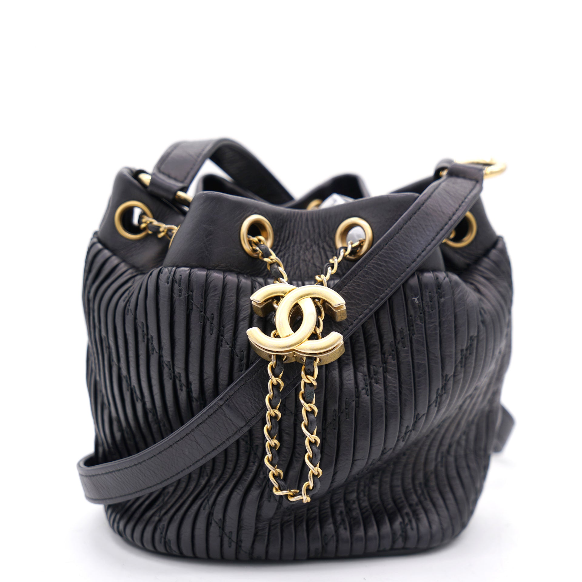 Chanel Black Pleated Leather CC Drawstring Bucket Bag – STYLISHTOP