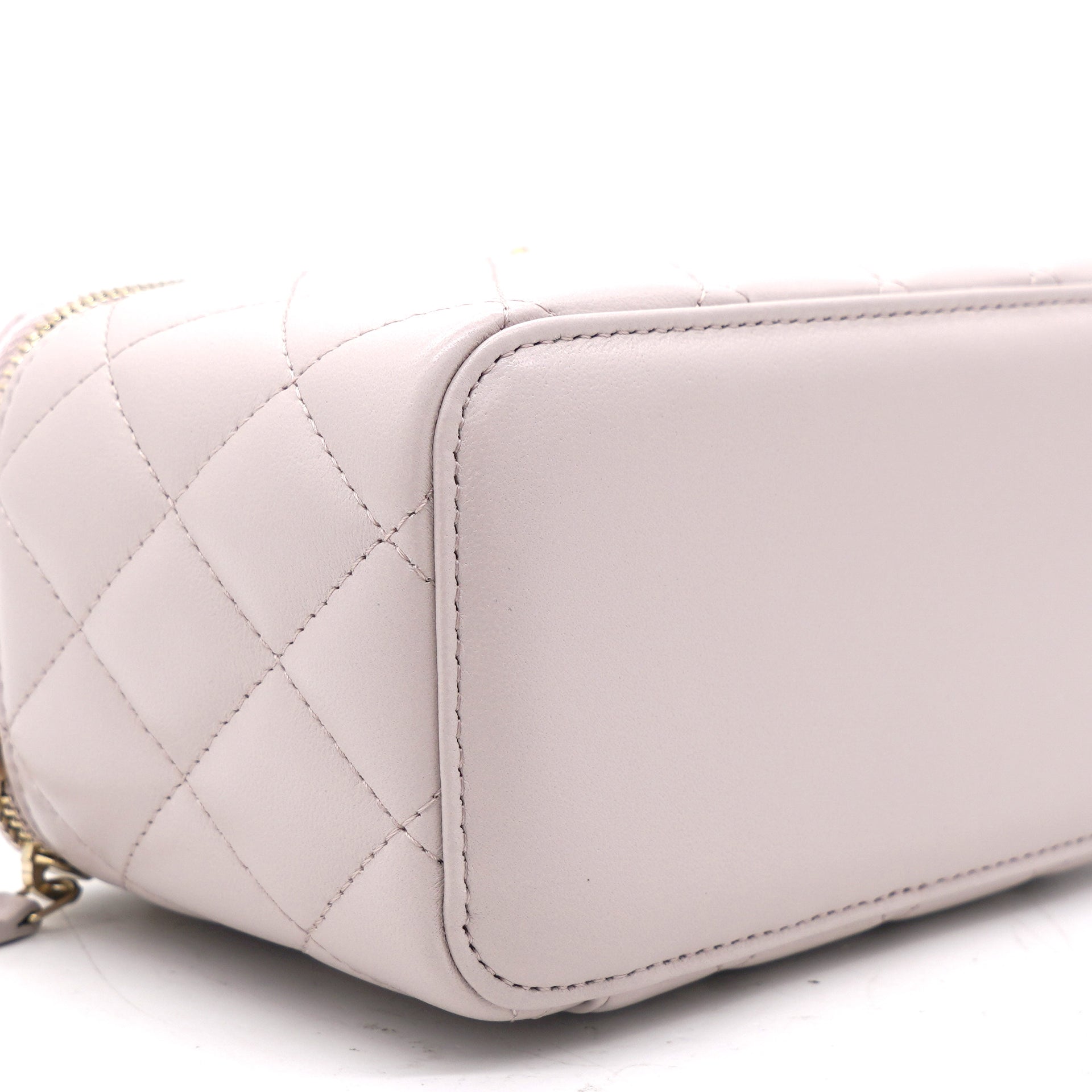 Lambskin Quilted Pearl Crush Small Vanity Case With Chain Lilac