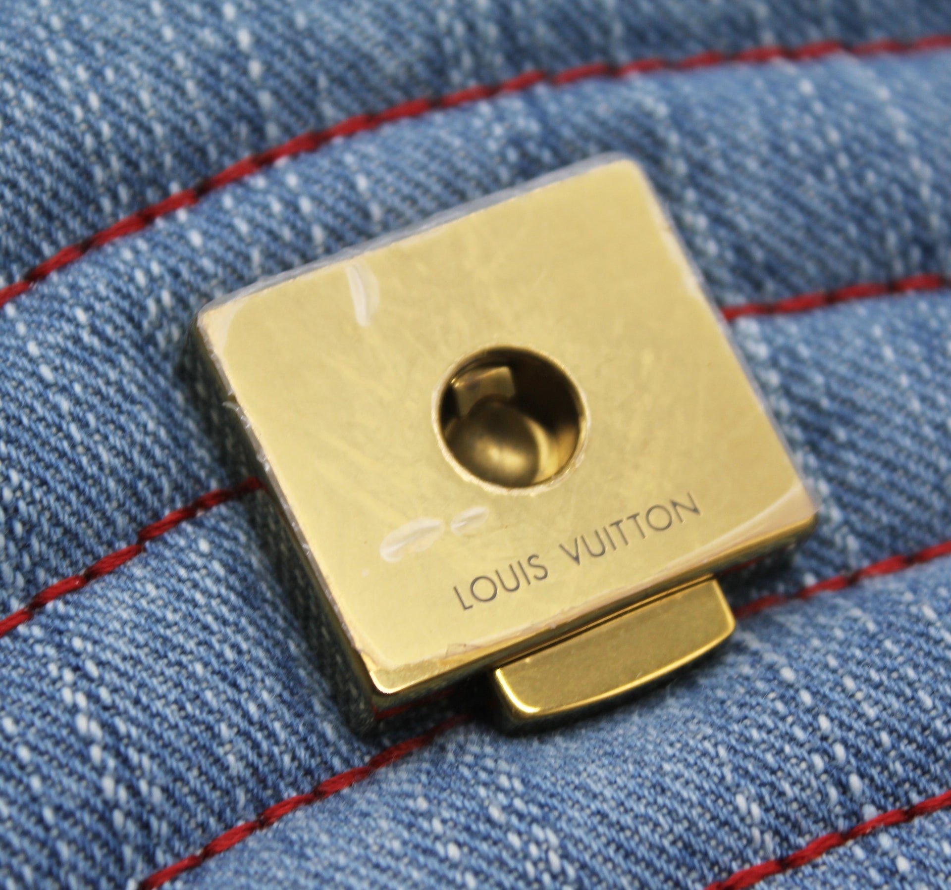 Shop Louis Vuitton 2021-22FW Louis Vuitton New Wave Chain Bag Mm