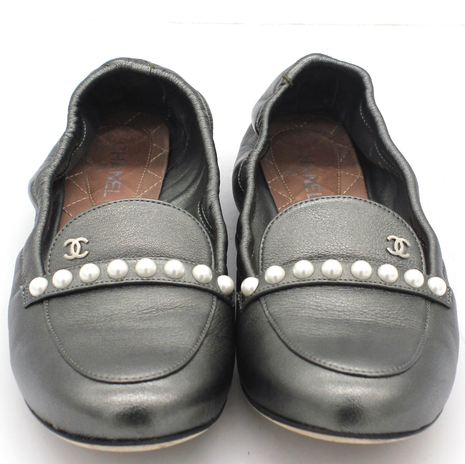 Silver Pump with pearl embellished 38